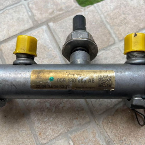 Audi - VW 059130089AB fuel rail used