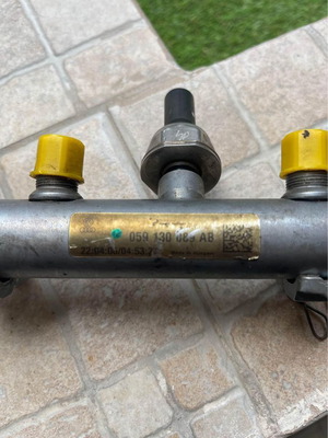 Audi - VW 059130089AB fuel rail used
