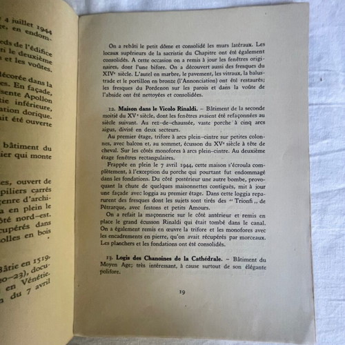 Set of used books and brochures on fine arts and archaeology
