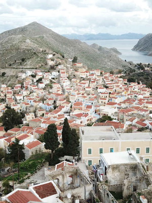 Ερειπωμένη οικία στο Κάστρο Σύμης 86 τ.μ. με προαύλιο χώρο