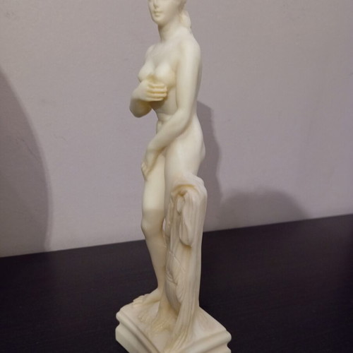 Alabaster statue Kori in like new condition, height 24.5 cm