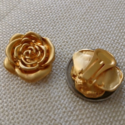 Vintage rose clip earrings like new, gold color
