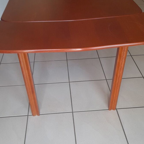 Kitchen table used, extendable, no chairs