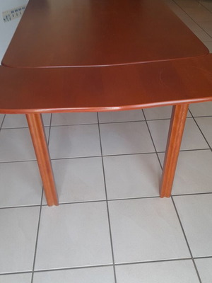 Kitchen table used, extendable, no chairs