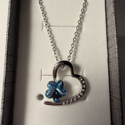 Heart necklace with blue crystal daisy like new