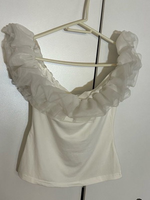 Top with ruffles white like new, one size