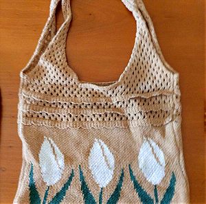 Πλεκτή τσάντα tote σε μπέζ χρώμα με λευκές τουλίπες / Knitted Tulip tote bag