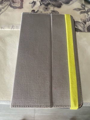 Case Logic tablet case 8" like new, universal anthracite