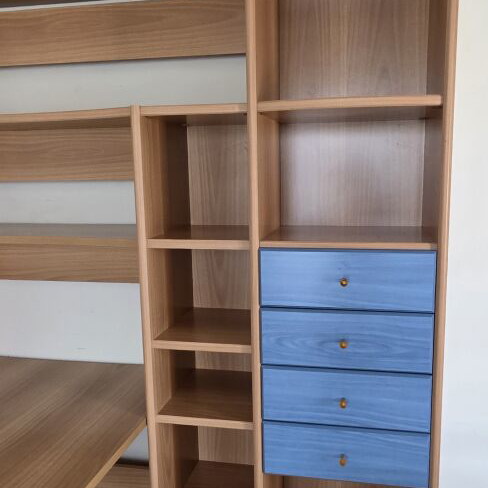 Neoset desk with bookshelf