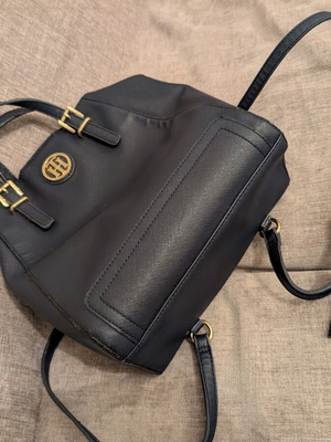 Τσάντα Tommy Hilfiger 2-in-1 μεταχειρισμένη, σκούρο μπλε με χρυσές λεπτομέρειες