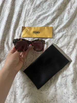 Γυαλιά ηλίου Fendi με θήκη, καφέ και ροζ