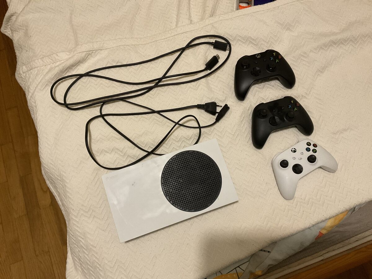 Xbox Series S like new with 3 wireless… - € 240,00 - Vendora.cy