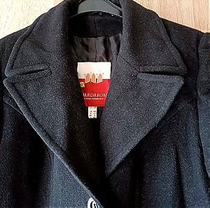 Μαύρο μακρύ γυναικείο παλτό