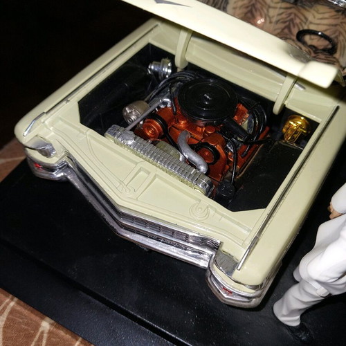 Scarface Cadillac Series 62 1963 with Jada figurine, like new