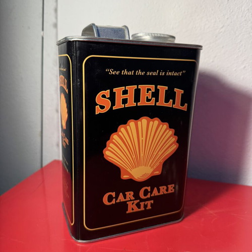 Shell tin box used, 18x13 cm, small wear on one side