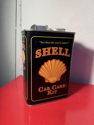 Shell tin box used, 18x13 cm, small wear on one side