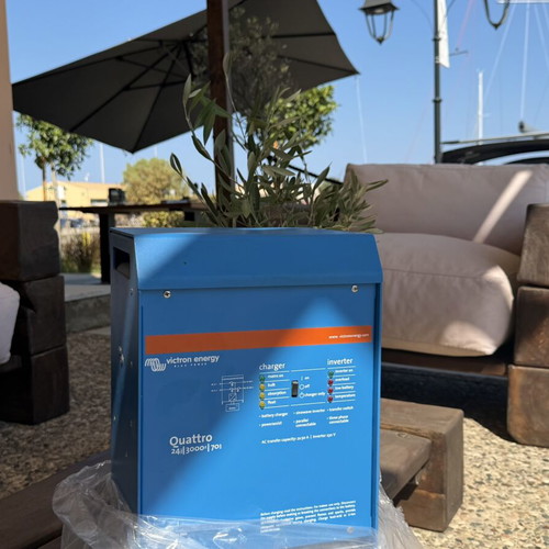 Victron Energy Blue Power Quattro Combined Inverter Charger 24 Volt 3000 VA 70 Amp 230 Volt AC like new