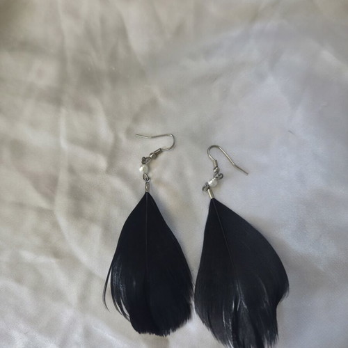 Earrings like new, black feather design
