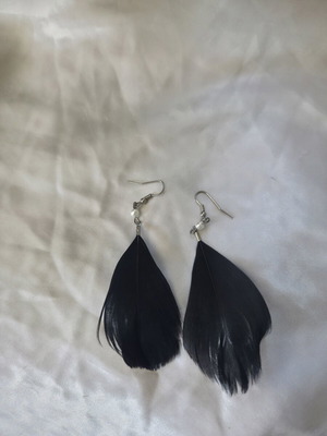Earrings like new, black feather design