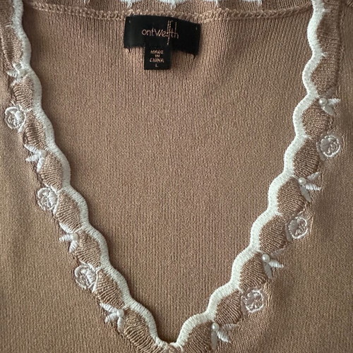 Beige knitted women's blouse L with white embroidered flowers and pearl