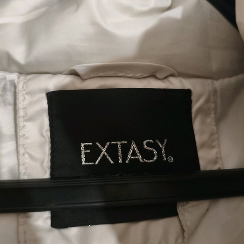 White women's jacket with hood and fur like new
