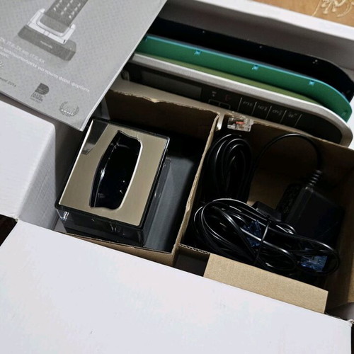 Motorola phone like new with mirror base and three covers