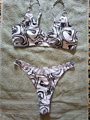 Women's swimsuit size medium like new with adjustable strap