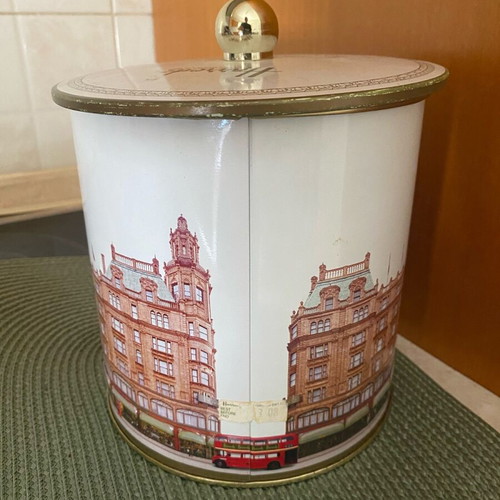 Harrods biscuit tin like new, metal