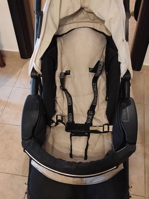 Παιδικό καρότσι σε πολύ καλή κατάσταση με αδιάβροχο Chicco αχρησιμοποίητο