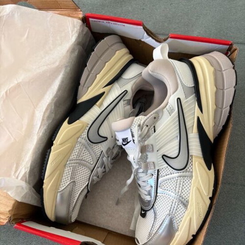 Nike V2K run shoes like new, unisex, white and grey, size 42