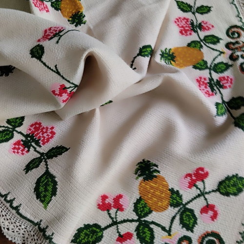 Vintage embroidered tablecloth hand-stitched, like new, 125x125 cm