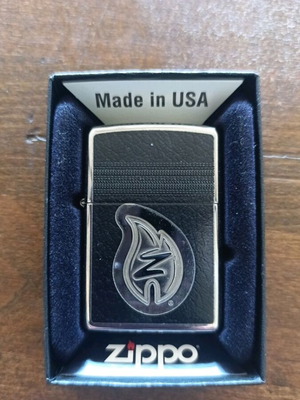 Zippo μαύρος αναπτήρας με δερμάτινο φινίρισμα και έμβλημα σε κουτί