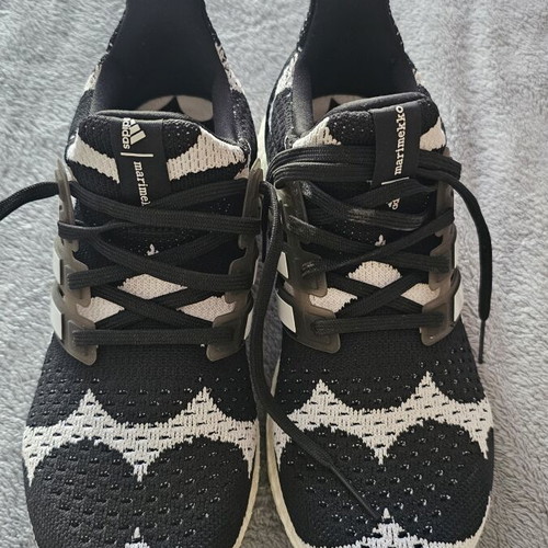 Adidas athletic shoes new, size 39, black and white