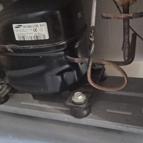 Samsung mini bar fridge like new, missing internal shelf