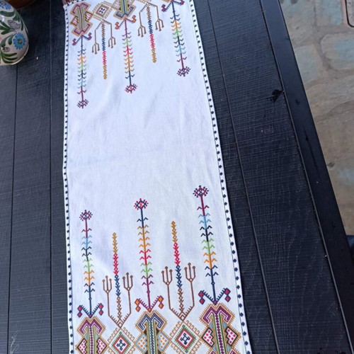 Table runner like new