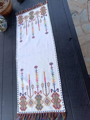 Table runner like new