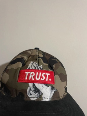 Шапка Cayler and Sons употребявана, черна и бежова размер M