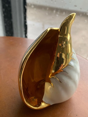 Vintage Villari Handmade Decorative Shell Porcelain like new