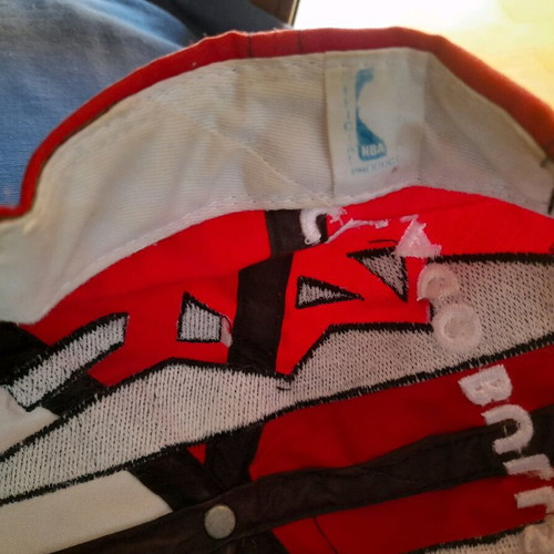 Chicago Bulls 1990 Cap with Nikos Galis Autograph like new