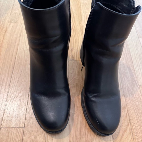 Black ankle boots size 41 like new with heel and zipper