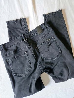 Stradivarius τζιν skinny γκρι-μαύρο, σαν καινούργιο, με τρύπες και μεταλλικά στοιχεία