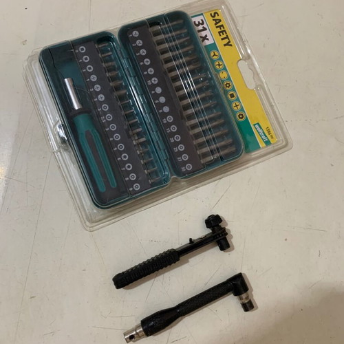 Screwdriver set in metal case with angle handle and ratchet