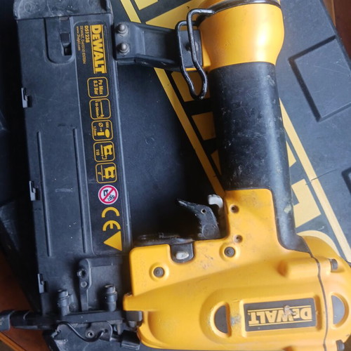 Dewalt D51238 pneumatic nail gun like new, 16–50mm