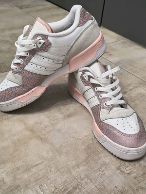 Adidas Originals Rivalry Low like new white sports shoes with pink details