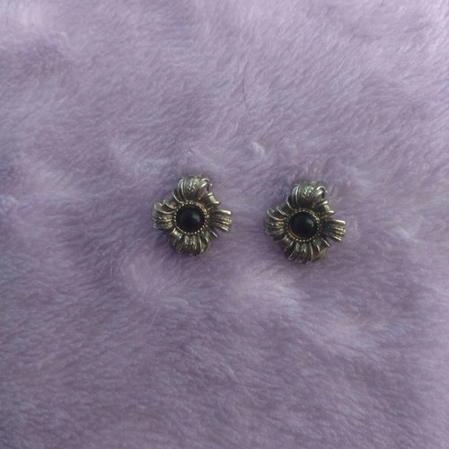 Vintage earrings with clip used