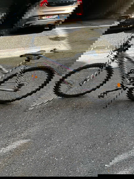 bike for sale (deflated tire+pick up only)