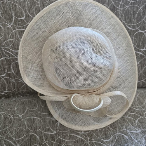 Gallery Lafayette hat 100% Sinamay new, beige, size 57