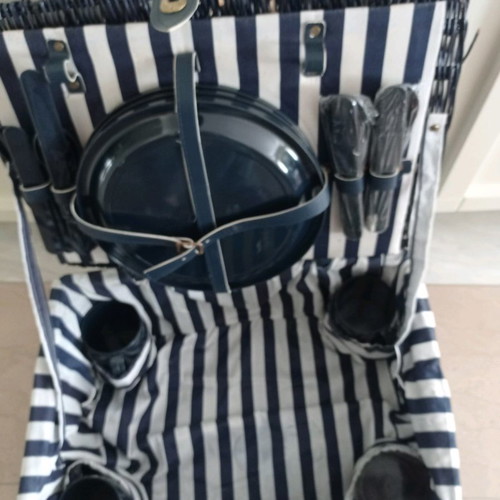 Picnic basket new, 4-person blue striped straw suitcase