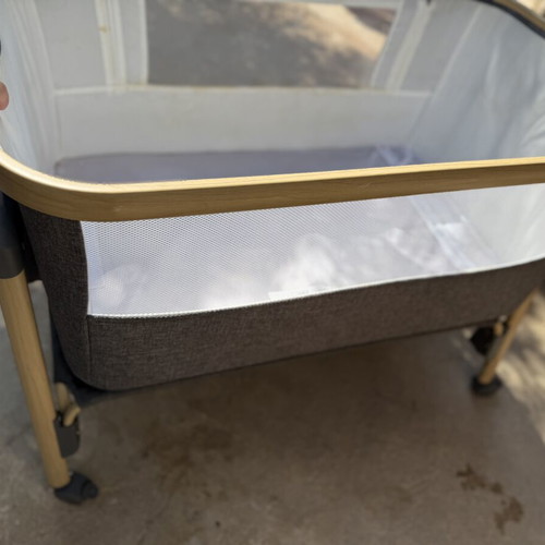 Amo Baby Bassinet with Wheels and Mesh Sides like new