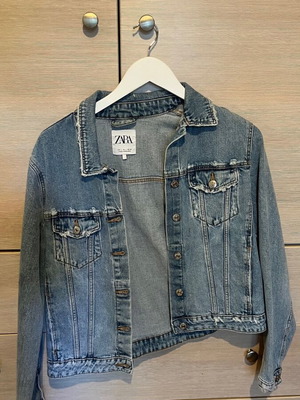 Zara denim jacket with unique print like new, size Large